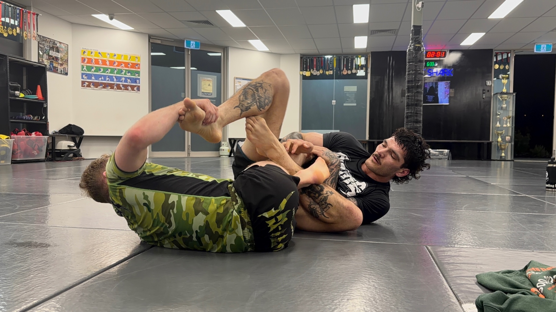 No-gi grappling round on the mats at Mat Shark
