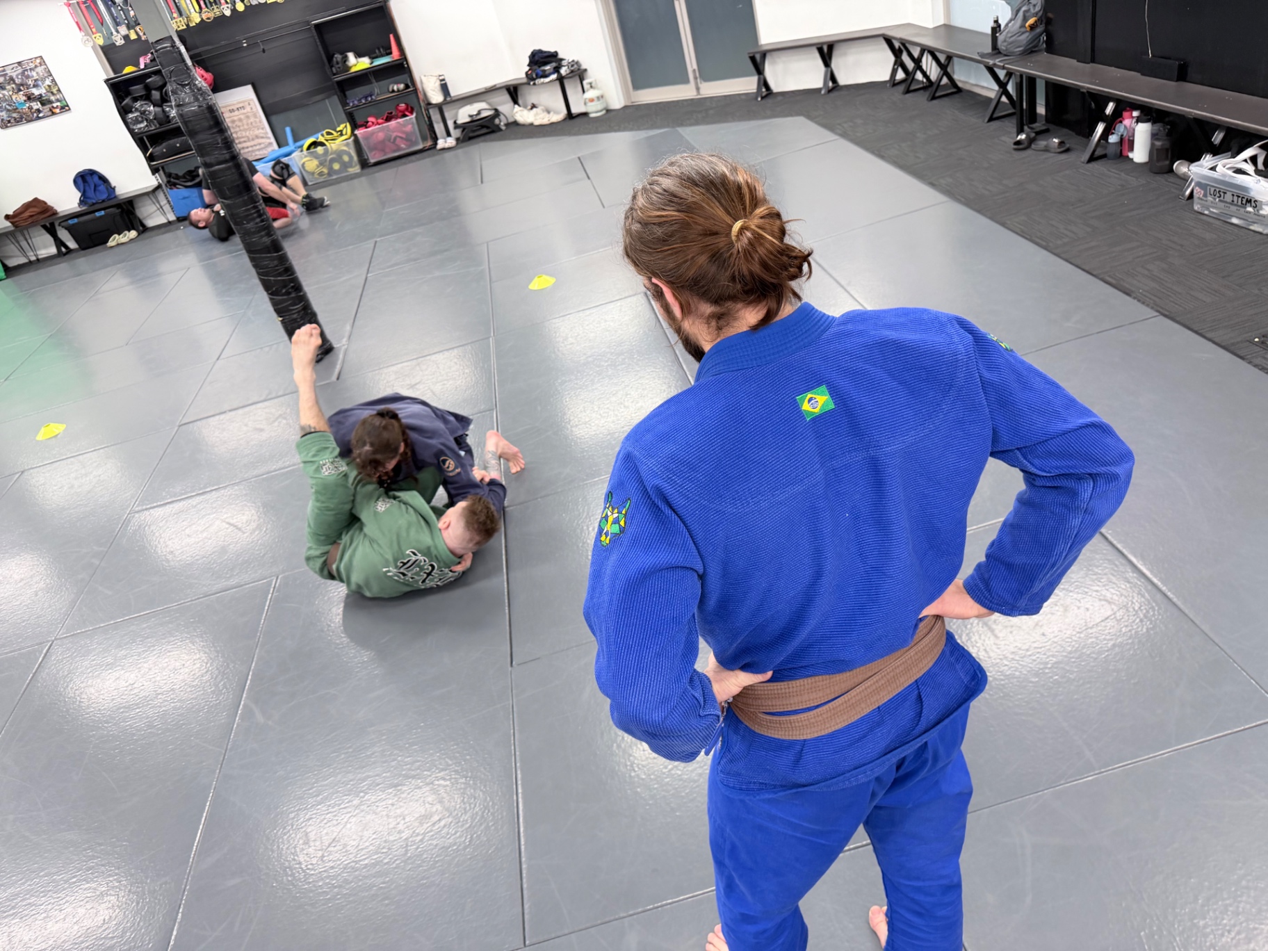 A Mat Shark coach supervising a live round